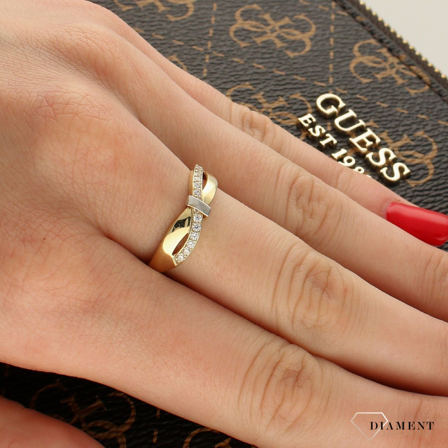 Złoty pierścionek 333 zaręczynowy z cyrkoniami PI 2388. Złoty pierścionek z cyrkoniami. Złoty pierścionek damski. Złoty pierścionek zaręczynowy. Złoty pierścionek na prezent. Pierś.jpg